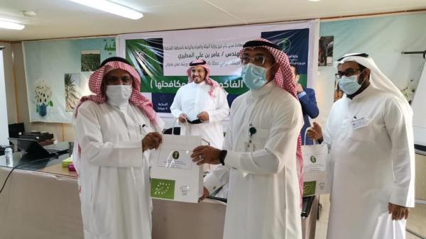 تعريف المزارعين بتقنيات مكافحة «ذبابة الفاكهة»