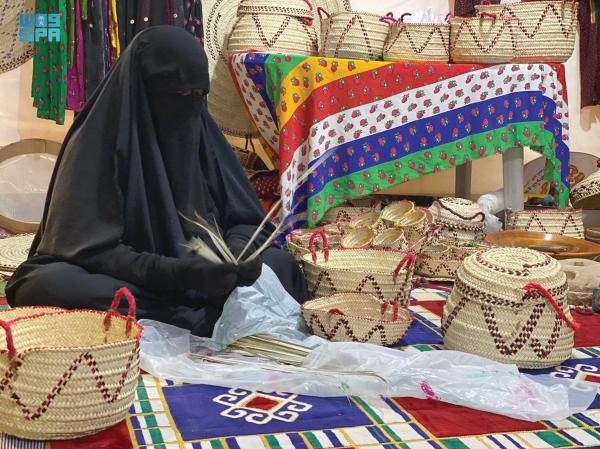 «صناعة الخوص»..مهارة تراثية لنساء وادي الدواسر