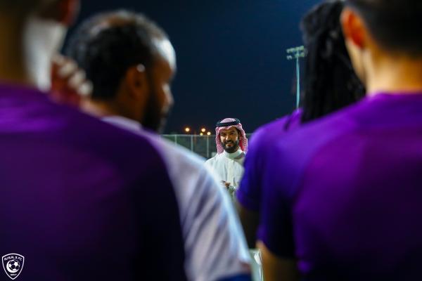 ابن نافل.. يجتمع مع لاعبي الهلال