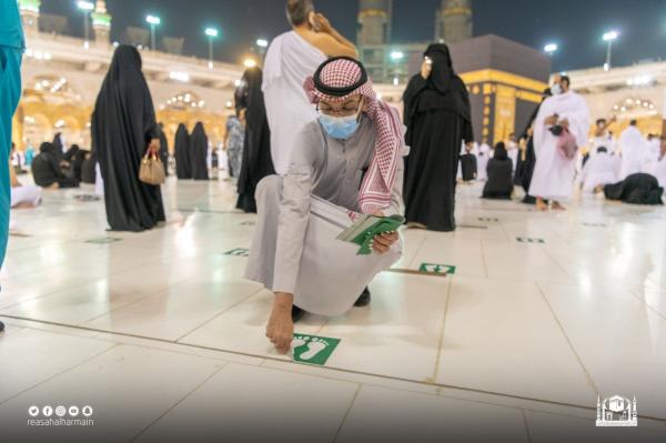 مع تخفيف الاحترازات.. إزالة ملصقات التباعد بالمسجد الحرام
