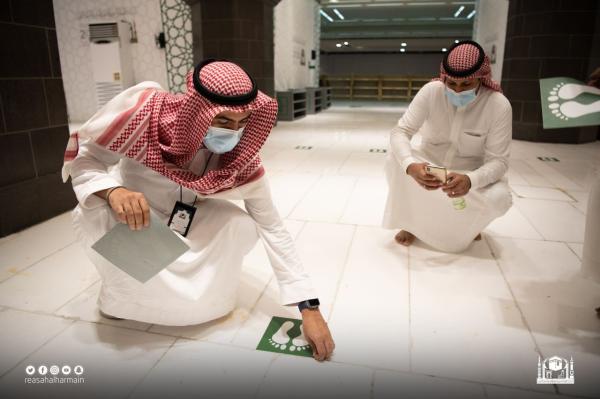 مع تخفيف الاحترازات.. إزالة ملصقات التباعد بالمسجد الحرام