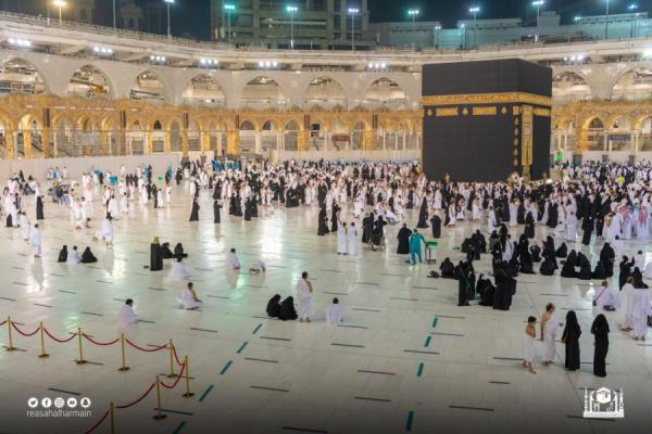 مع تخفيف الاحترازات.. إزالة ملصقات التباعد بالمسجد الحرام