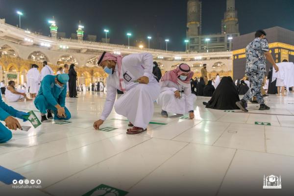 مع تخفيف الاحترازات.. إزالة ملصقات التباعد بالمسجد الحرام