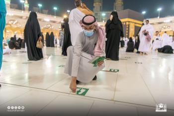 مع تخفيف الاحترازات.. إزالة ملصقات التباعد بالمسجد الحرام
