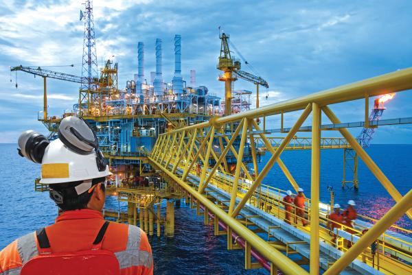 زيادة الطلب تقفز بأسعار النفط 21 %
