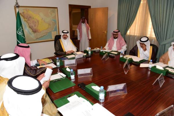 محافظ الأحساء يناقش عدداً من الموضوعات التنموية