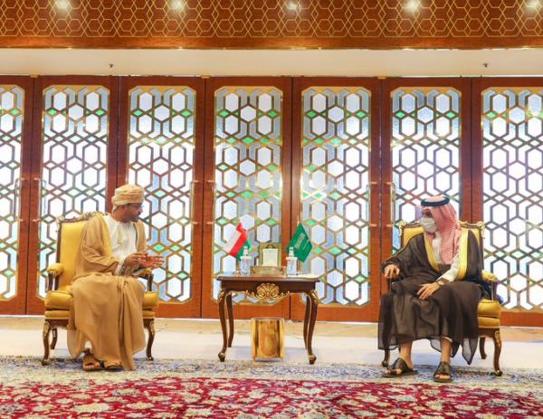 وزير الخارجية يتسلم رسالة من نظيره العُماني