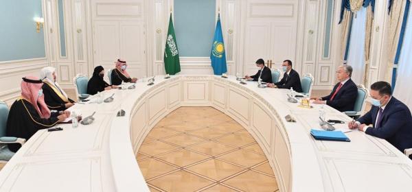 رئيس كازاخستان يقلد رئيس الشورى بوسام الصداقة