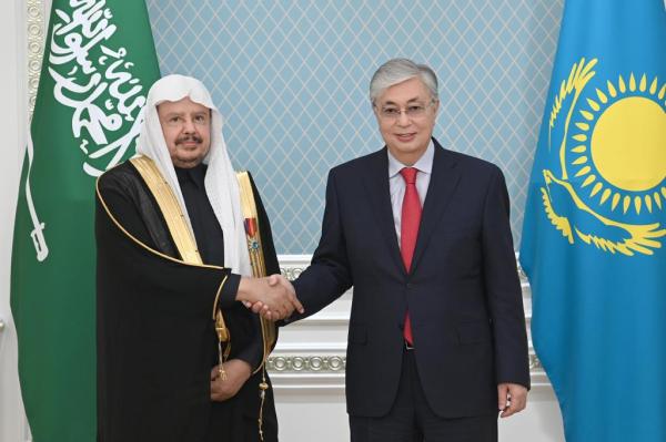 رئيس كازاخستان يقلد رئيس الشورى بوسام الصداقة