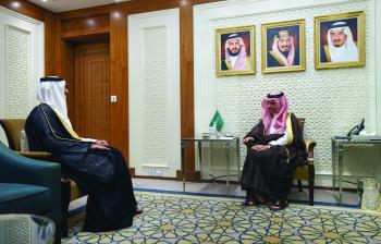 وزير الخارجية يبحث العلاقات الثنائية مع سفير دولة قطر