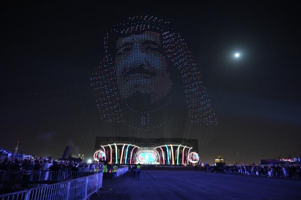 صور الملك وولي العهد تزين السماء في افتتاح «موسم الرياض»