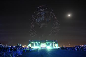 صور الملك وولي العهد تزين السماء في افتتاح «موسم الرياض»