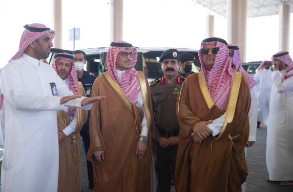 محافظ حفر الباطن يتفقد سير العمل بمنفذ الرقعي