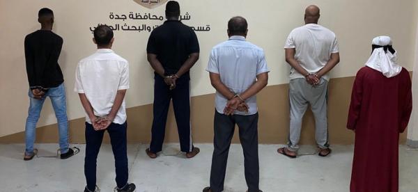 ضبط 6 أشخاص انتحلوا صفة رجال أمن لسرقة المنازل
