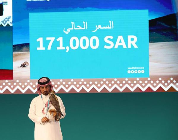 بيع صقر نادر بـ 171 ألفاً في «مزاد الصقور»