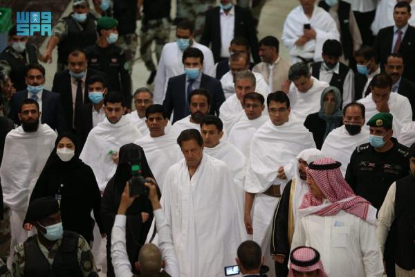 رئيس وزراء باكستان يؤدي مناسك العمرة