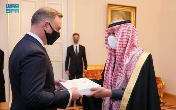 السفير الصالح يقدم أوراق اعتماده سفيرًا لدى بولندا