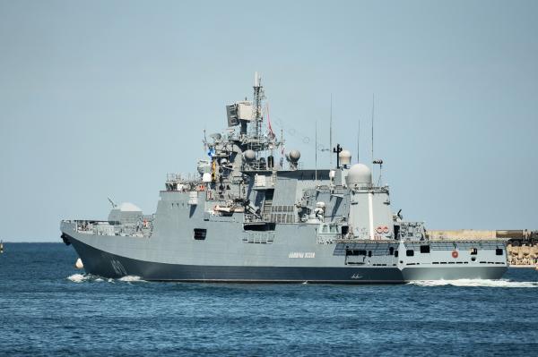 البحرية الروسية تتصدى لهجوم قراصنة على سفينة حاويات