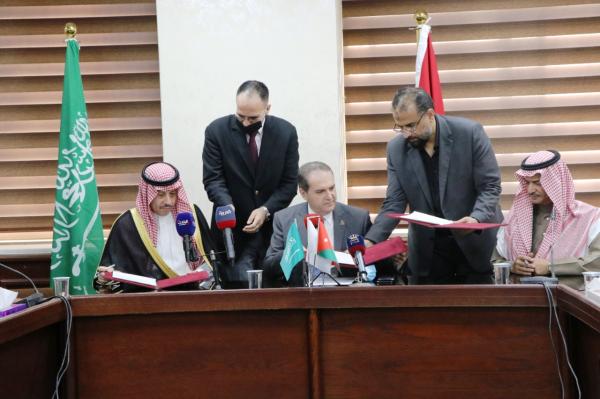 الأردن يتسلم منحة أوكسجين طبي من المملكة