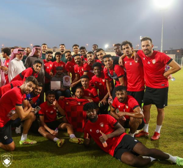 ضمك يحتفي بمشجعه