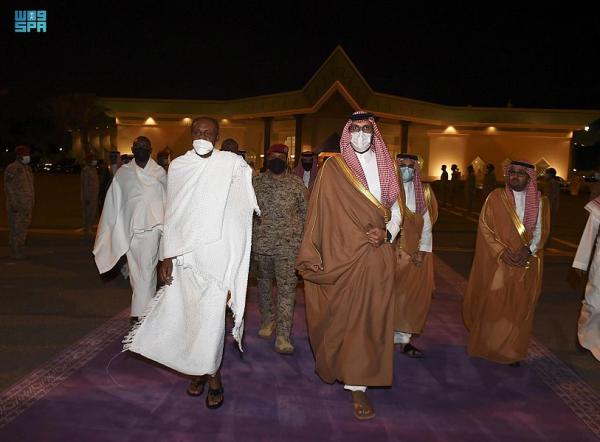 رئيس نيجيريا يغادر المدينة المنورة متوجها إلى جدة