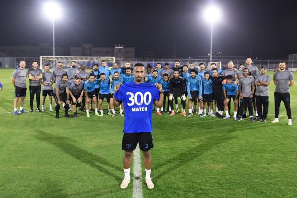 لاعبو الفتح يحتفلون بـ«300» الفهيد