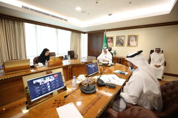 «البيئة» : تناقش تطوير المزارع العمودية الخضراء الذكية
