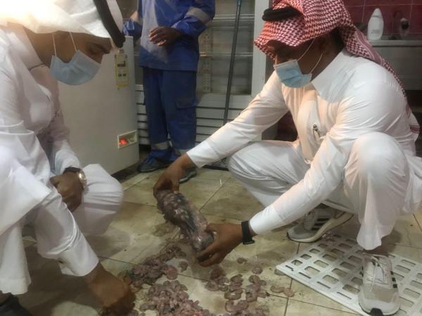 إغلاق محل مخالف لبيع الأسماك بالمبرز