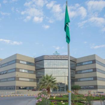 بلاغ من مواطن يغلق عيادات جلدية بالرياض