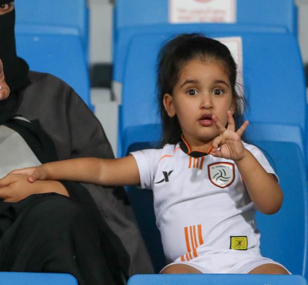 الشباب يحتفي بمشجعته الصغيرة