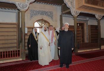 وزير الشؤون الإسلامية يزور عدداً  من المساجد التاريخية  ببرتشينيا