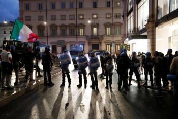 مظاهرات حاشدة على تدابير كورونا في ميلانو الإيطالية