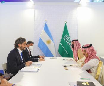وزير الخارجية يبحث تعزيز العلاقات مع نظيره الأرجنتيني