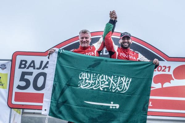 يزيد الراجحي يهدي المملكة كأس العالم للراليات