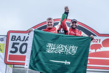 يزيد الراجحي يهدي المملكة كأس العالم للراليات