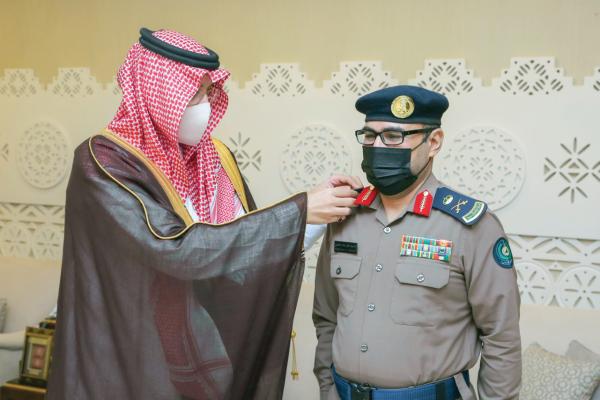 .. ويقلد مساعد مدير الدفاع المدني رتبة لواء