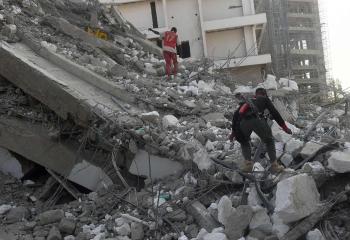 وفاة ستة وفقدان 100 في انهيار مبنى مرتفع بنيجيريا