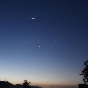 القمر المتناقص يظهر في سماء المملكة غدًا