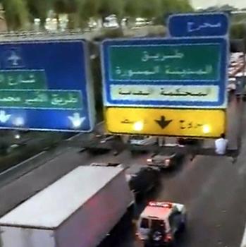 «مدني الرياض» ينقذ شخصاً علق بإحدى اللوحات الإرشادية