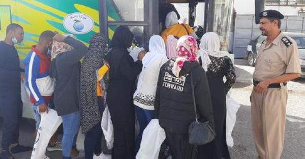 ليبيا ترحل 163 مهاجرًا غير شرعي إلى نيجيريا