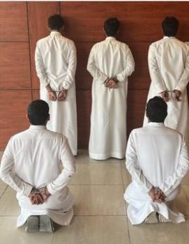 شاهد..القبض على 5 مواطنين اعتدوا على عاملين بأحد مطاعم «القويعية» : عاجل