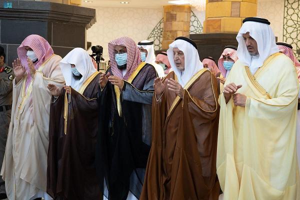 أمراء المناطق يتقدمون المصلين في صلاة الاستسقاء