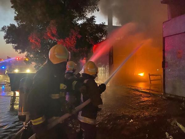 «مدني الدمام» يخمد حريقًا في ورشة لتنجيد الأثاث