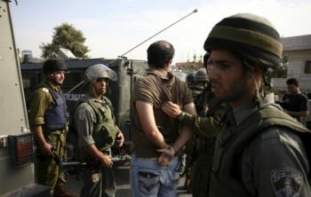قوات الاحتلال تعتقل فلسطينيين من الخليل والقدس