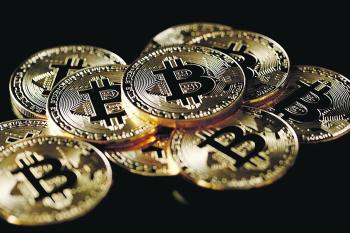 «بيتكوين» ترتفع لأعلى مستوياتها في أسبوعين ونصف