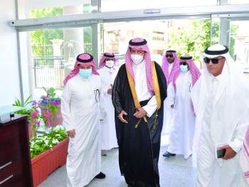 محافظ القطيف يتابع تطوير الشوارع وفك الاختناقات المرورية