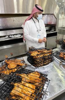 إتلاف 40 حبة دجاج بمطعم مخالف لاشتراطات سلامة الغذاء بالدمام