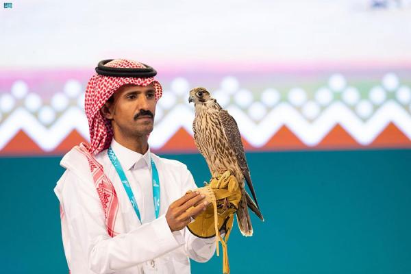 أكثر من 8 ملايين ريال صفقات «مزاد الصقور»
