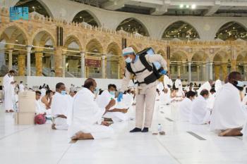 بالصور.. توزيع مليون و200 الف لتر من ماء زمزم داخل المسجد الحرام