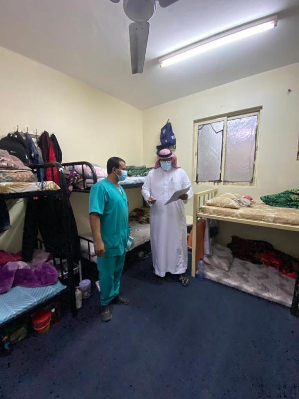  بالصور.. اغلاق مجمع سكني للعمال بالدمام